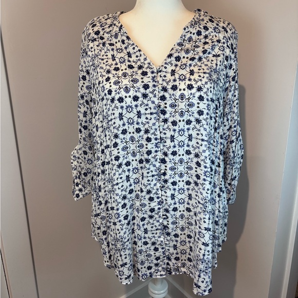 Torrid White & Blue Floral Rayon Blouse • NWT • Size 2 - Picture 1 of 16